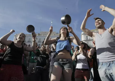 Protest cu oale și tigăi în Spania. Oamenii îi cer fostului rege să doneze banii pe care i-ar fi primit de la Arabia Saudită