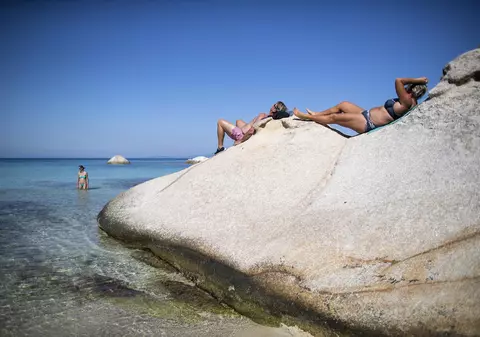Toate plajele din Grecia au fost închise, după ce mii de persoane au ieșit să se bucure de soare