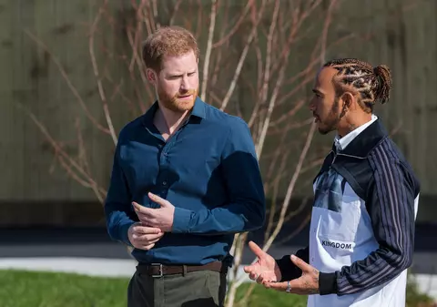Prințul Harry și Lewis Hamilton au inaugurat muzeul circuitului de Formula 1 de la Silverstone