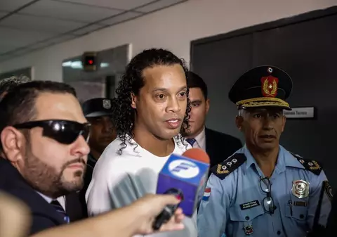 VIDEO / Imagini de la ieşirea lui Ronaldinho din închisoare! Gestul pe care brazilianul l-a făcut pentru un fan