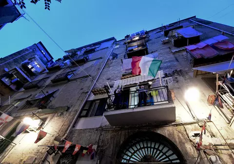 Imagini virale. Italienii izolați în case cântă şi dansează în balcoane