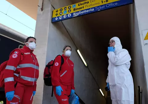 Medic român pe ambulanță în Italia, mesaj pentru țara în care trăiește mama ei, după zile extenuante: „Stați acasă, vă rog!”