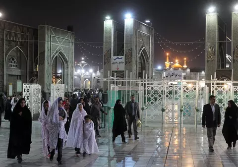 Cozi uriașe la moschei. 3,5 milioane de iranieni ar putea muri dacă nu respectă măsurile de prevenție