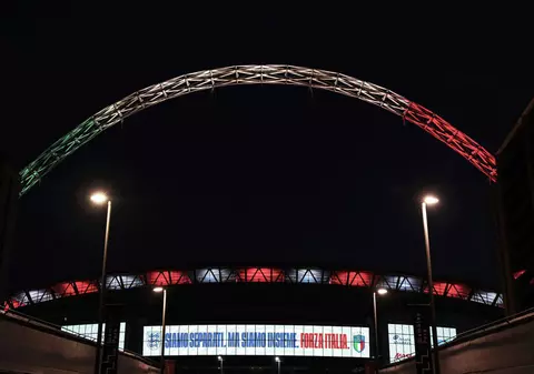 Stadionul Wembley, iluminat în culorile Italiei, în semn de omagiu pentru victimele pandemiei de coronavirus