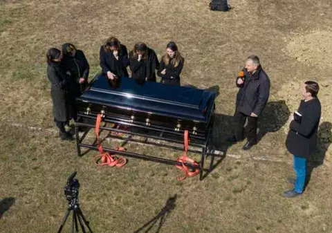 Un pastor din Suceava decedat și îngropat pe 26 martie cu COVID-19 nu e raportat printre cele 40 de decese. DSP: „Spitalul nu a transmis încă lista oficială a decedaților”