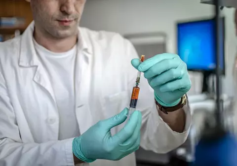 O corelație surprinzătoare: sunt avantajate la COVID-19 țările ca România, unde vaccinul împotriva tuberculozei pare să ofere protecție parțială?