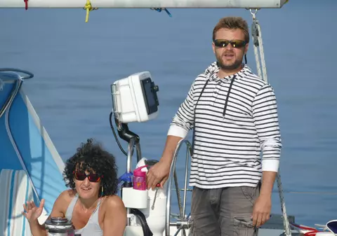 Povestea celor doi români care au plecat cu velierul în jurul lumii și au rămas izolați într-un șantier din Noua Zeelandă. Nu pot păși pe țărm nici pentru provizii