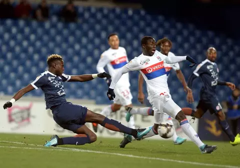 Vești bune din Franța. Infectat cu coronavirus, fotbalistul Junior Sambia a ieșit din comă