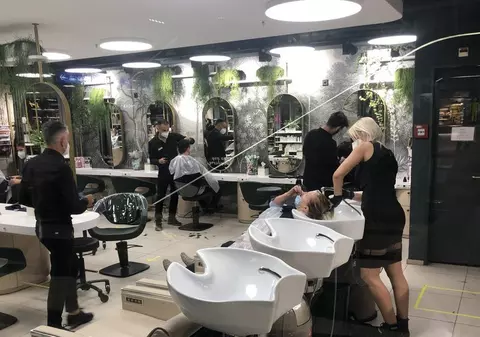 Prima zi de relaxare în Elveția. Frizeriile, saloanele de înfrumusețare sau centrele de tatuaje au fost luate cu asalt