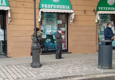 Bărbații tineri sunt mai predispuși să încalce măsurile de distanțare socială