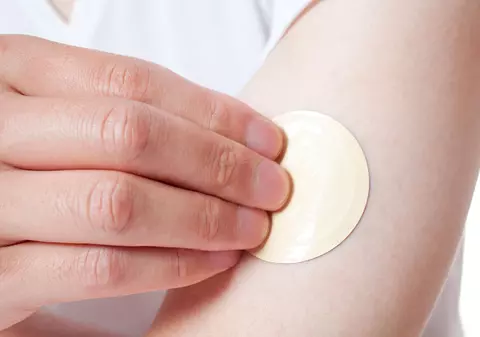 Plasturi cu nicotină contra COVID. Cercetătorii francezi au descoperit că fumătorii sunt mai puțin predispuși infectării și nu fac forme severe