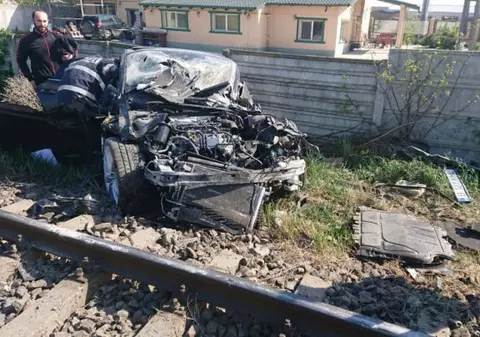 Un tren a spulberat o mașină, însă șoferul a scăpat neatins, în Buzău