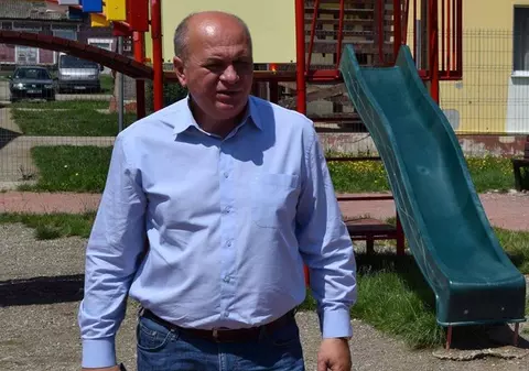 Cumpărăturile incredibile ale Primăriei Piatra Neamț, de la începutul crizei COVID-19 și până astăzi: 400 de șezlonguri, tobogane și promovare pe Facebook