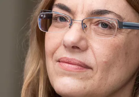 Directoarea Humanitas Fiction spune că nu şi-a dat seama de substratul rasist al imaginii cu „ciorile de la Țăndărei”: „Am legat-o de situaţia noastră de claustrare”
