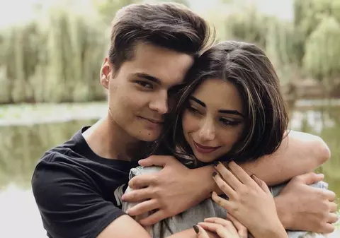 Ce fac vedetele când #stauacasă. Selly s-a lăsat tuns de iubita lui. „Am încredere în Smără că o să-i iasă”