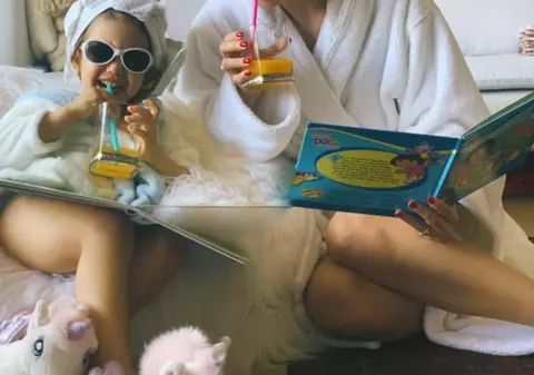 Ce fac vedetele când #staucasă. Sore o lasă pe fiica ei, de numai 4 ani, să o machieze pentru un concert în living