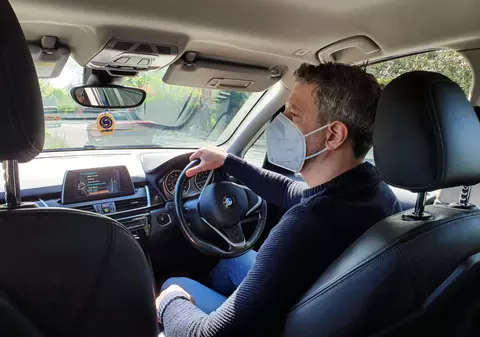 Metoda anti-COVID a unui taximetrist român din Londra. Ce condiții le pune clienților în timpul cursei