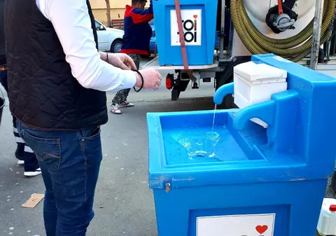 În Codlea, s-au montat chiuvete cu apă și săpun pe străzile aglomerate