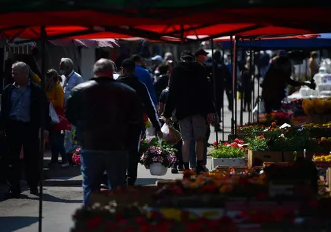 Invincibililor care se înghesuie prin pieţe și pe străzi