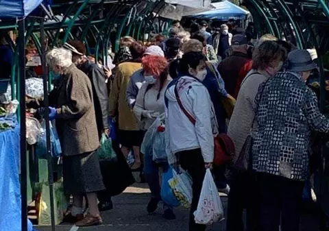 Primăria Iași a luat măsuri pentru ca oamenii să nu se mai înghesuie în piețe. Vineri a fost haos