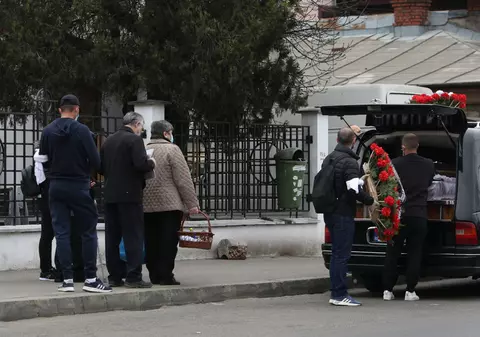 Cum arată o înmormântare în vremea coronavirusului. Fotografii dureroase de la o biserică din București