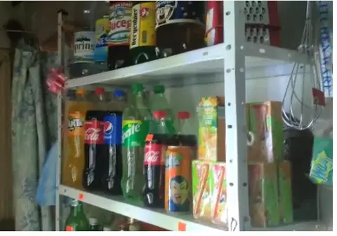 O femeie din București și-a transformat apartamentul în magazin. Patroana depozita produsele în cutii murdare și  funcționa fără acte