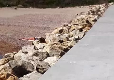 2.000 de lei pentru o oră pe Plaja Modern din Constanța. Trei persoane s-au oprit din ”mișcarea în jurul locuinței” direct pe nisip