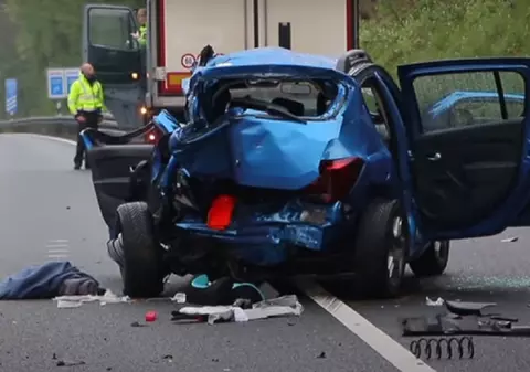 VIDEO | O șoferiță din Germania a murit, după ce mașina pe care o conducea a fost proiectată într-un camion românesc