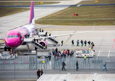 Ce scrie presa olandeză despre românii aduși în plină pandemie la cules de sparanghel: ”Imagini suprarealiste”