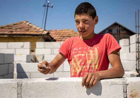 Un puşti din Dâmbovița își face singur casă de când a început criza Covid-19. A muncit cu ziua și a vândut bălegar ca să-și cumpere materiale