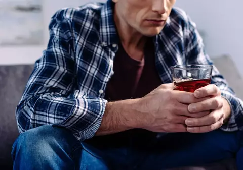 Comorbiditățile României: Grupul de Comunicare Strategică a ajuns să pună alcoolismul drept comorbiditate într-un caz de COVID-19