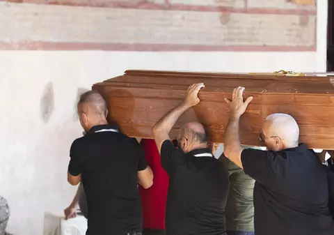 O femeie a încercat 11 zile să găsească un medic dispus să-i consulte tatăl bolnav. Bărbatul a murit cu 10 minute înainte de sosirea unei ambulanțe