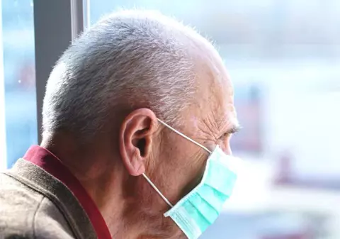 Persoanele care au venitul minim garantat ar putea primi măşti gratuite. Ce stocuri are statul român