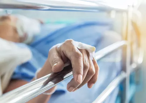 DOCUMENT Un stat cinic. 64 de persoane s-au infectat cu COVID-19 la Centrul Neuropsihiatric din Dărmănești după ce DSP n-a testat, iar șefa spune că i-a bănuit pe suferinzii psihic că mimează