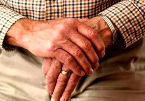 Mesajul emoționant pus de un bătrân în geam, după ce a rămas văduv: “Nu am prieteni, familie și nimeni cu care să vorbesc”