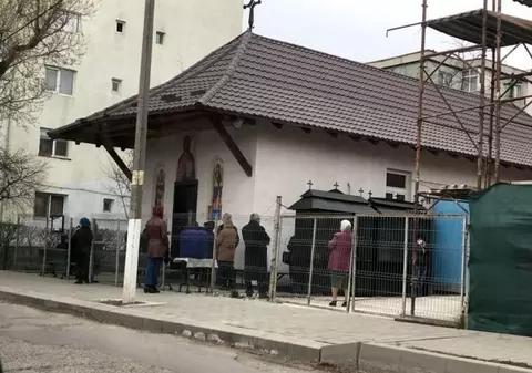 Plângere la poliție împotriva bisericii care transmitea slujba la boxe și trăgea clopotele. Polițiștii din Iași au atenționat preotul că-i vor da amendă