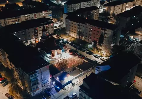 Emoționant. În lipsa enoriașilor, o biserică din Suceava a avut curtea plină de candele aprinse