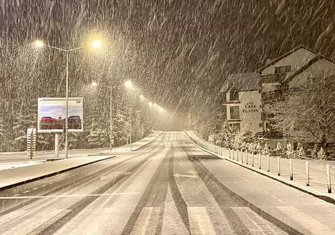 VIDEO | Ninsoare la Poiana Brașov, ca în plină iarnă. Cum va fi vremea în următoarele 4 zile