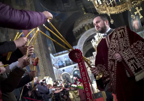 Ce măsuri au luat de Paște țările ortodoxe vecine României: Serbia a închis bisericile, Bulgaria a plasat capitala în carantină, pentru a opri exodul de sărbători