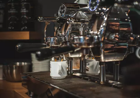 Se redeschid primele cafenele în București, dar servirea se va face numai la geam