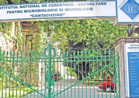 Ciucă: Lăzile cu gheață carbonică, în care va fi transportat vaccinul anti-COVID, au ajuns deja la București