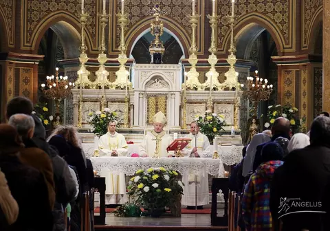 Mesaj de Paște pentru catolici: ”Nu putem să luăm lumină, dar să lăsăm lumina să intre. Să nu ne lăsăm infectați nici de virus, nici de frică”