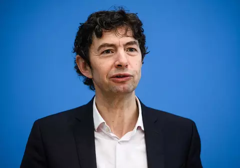 Un reputat virusolog german a primit un pachet cu un eşantion pozitiv de coronavirus, cu mesajul "Bea asta - vei fi imunizat"