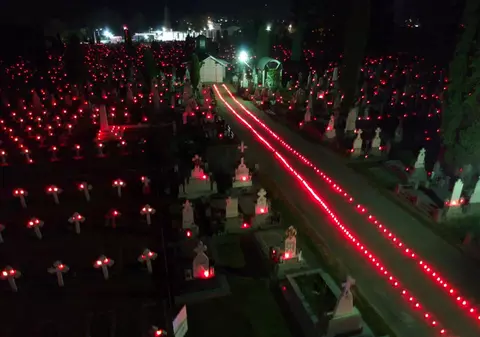 18.000 de candele au fost aprinse în cimitirele din Râmnicu Vâlcea, din ordinul primarului. Poliția anchetează cazul