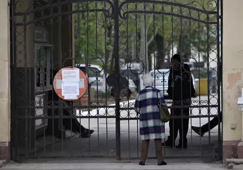 Joia Mare, fără candele aprinse. Oamenii privesc prin gardul cimitirelor, cu lumânări în mână și se întorc acasă: „Ne-au arestat morții”