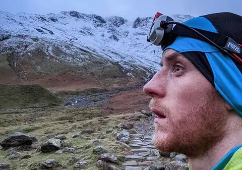 Everestul de acasă. Un britanic aflat în izolare vrea să urce 8.848 m pe scările dintre etaje