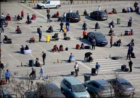 Distanțare socială pe Aeroportul Cluj, la o zi după scandalul cu aglomerația. Șase curse cu muncitori români decolează spre Germania