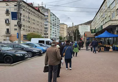 VIDEO| Zeci de bătrâni la cozi la bancomate, în Piatra-Neamț, ca să-și ridice pensiile