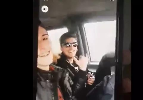 Video |  Teribilism la volan. Un tânăr s-a filmat cum conduce cu picioarele pe volan