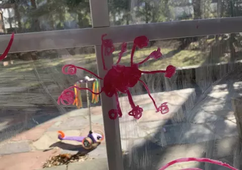 Copiii au început să facă desene cu coronavirus. Concluzia experților: „Este un lucru bun”